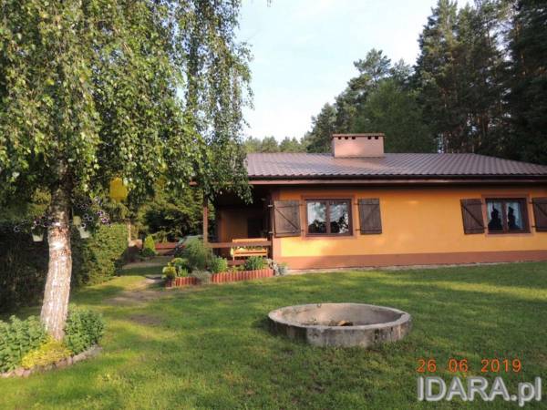 Dom nad jeziorem i w otoczeniu lasów Dom nad jeziorem i w otoczeniu lasów