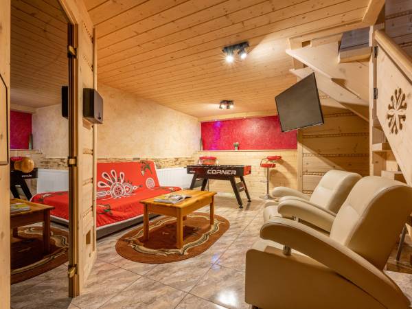 domek 3- podpiwniczenie: salon z tv, piłkarzyki, sauna