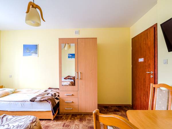 POKÓJ 3 OSOBOWY Z ŁAZIENKĄ,LODÓWKĄ, CZAJNIKIEM,WIFI