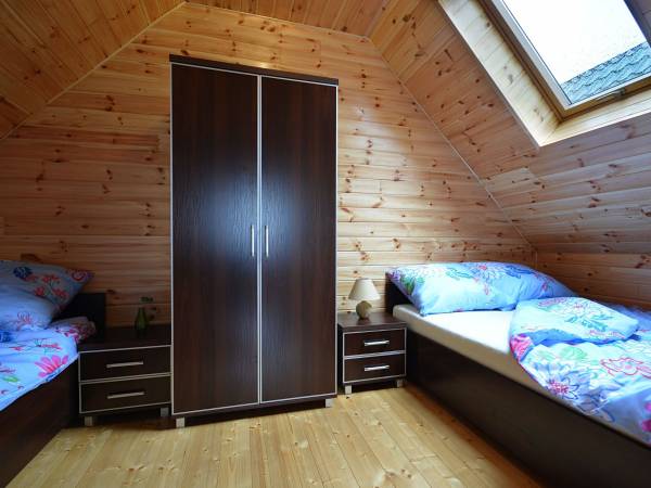 zamykana mniejsza sypialnia na piętrze: łóżka - 140cm, 100cm, szafki nocne i szafa, około 10m2