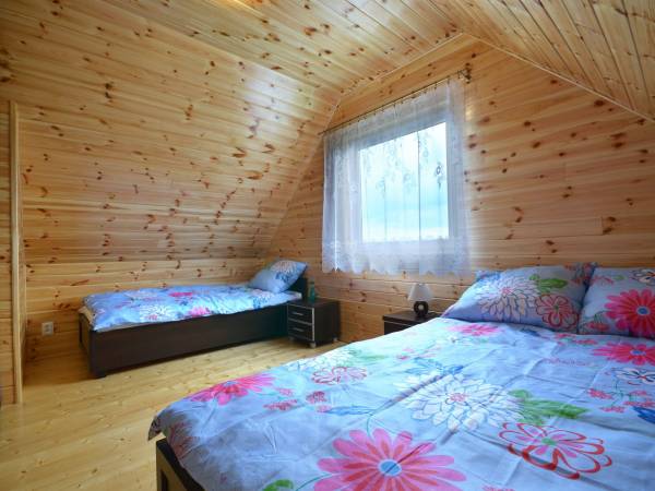 zamykana duża sypialnia na piętrze: łóżka - 140 cm, 100 cm, szafki nocne i szafa, około 15m2 