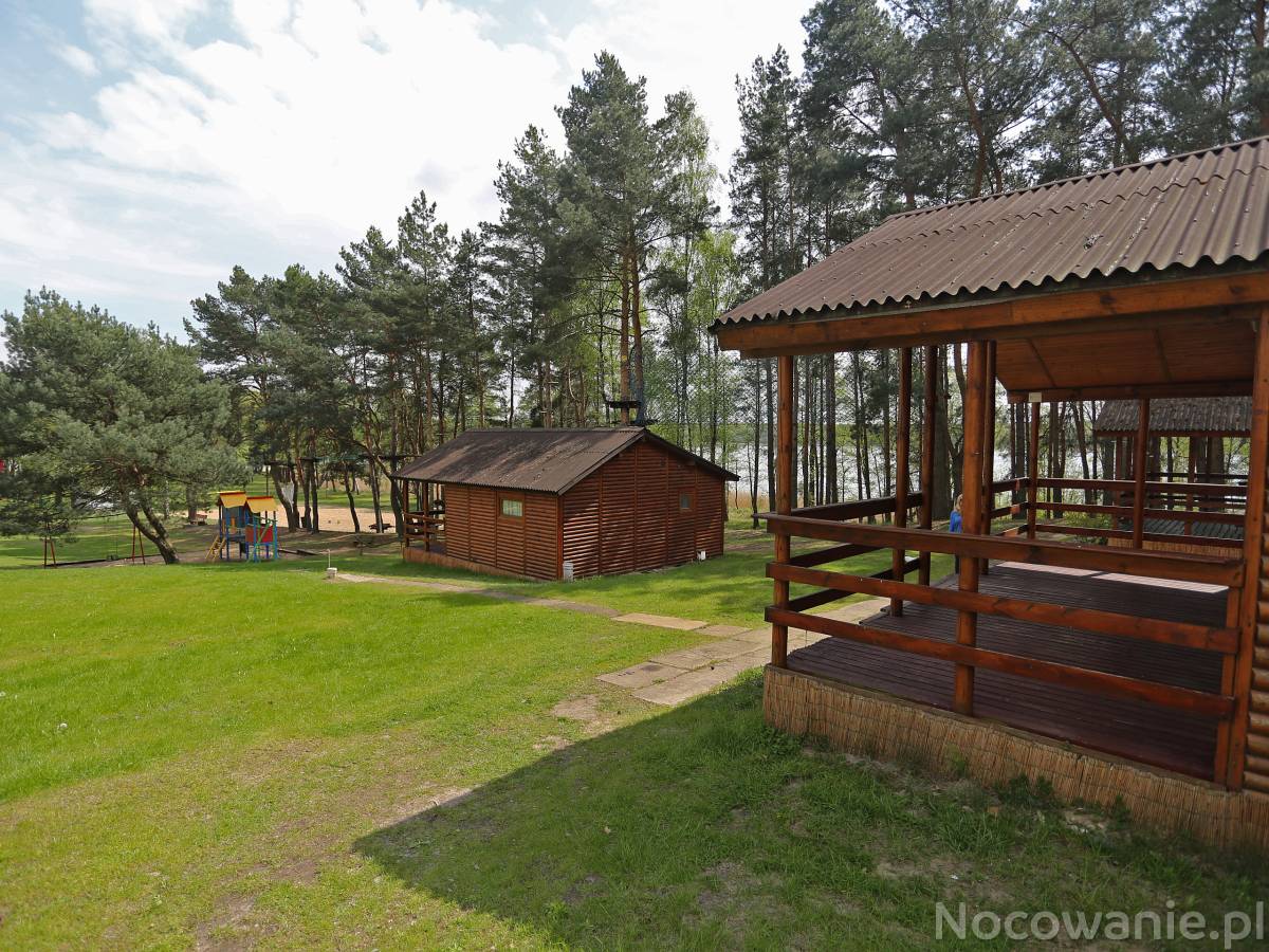 Wakacyjny pobyt nad jeziorem w domkach letniskowych