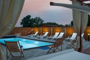 Pod Dębami-domki,pokoje,nauka jazdy konnej.