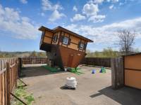 Chatka Wariatka - Dom na dachu w Uhercach Mineralnych