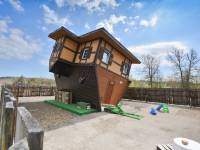 Chatka Wariatka - Dom na dachu w Uhercach Mineralnych