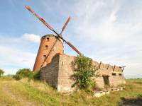 Wiatrak holenderski we wsi Zdrzewno