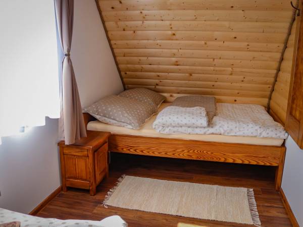 Domek nr 1 - sypialnia na piętrze 3 osobowa