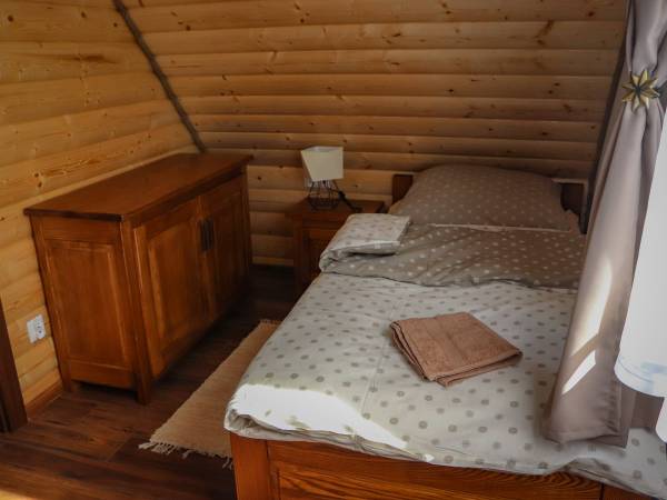 Domek nr 1 - sypialnia na piętrze 3 osobowa