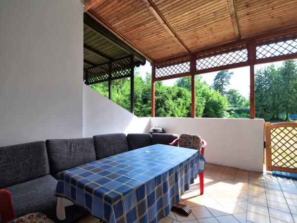 Domek jednopokojowy z dużym zadaszonym tarasem. Blisko do plaży i do centrum.