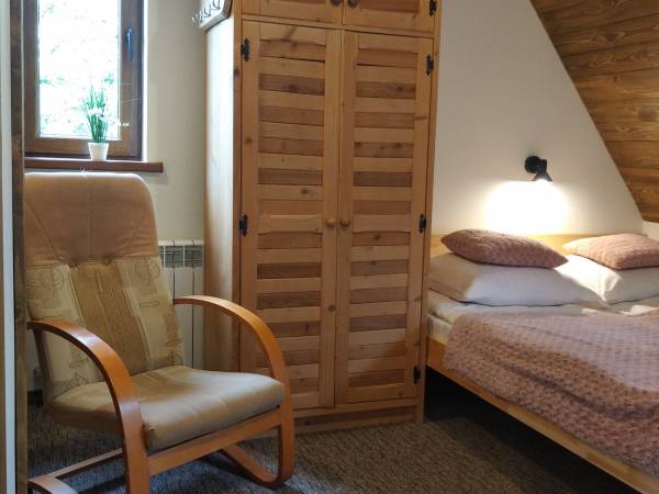 pokój 2 os z łożkiem małżeńskim i łazienką