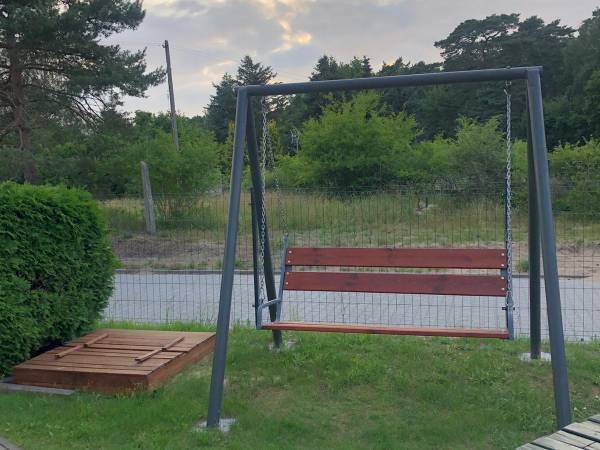 piaskownica , huśtawka na terenie posesji