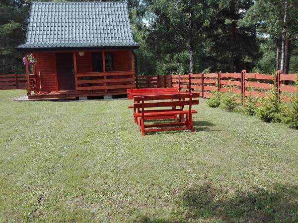 Przy każdym domku meble ogrodowe