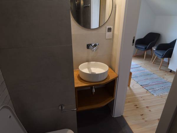 Łazienka w pokoju 2 osobowym z łazienką i balkone