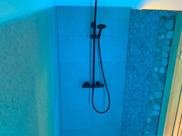 Natrysk obok jacuzzi