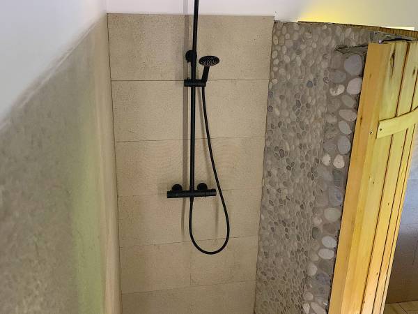 Natrysk obok jacuzzi