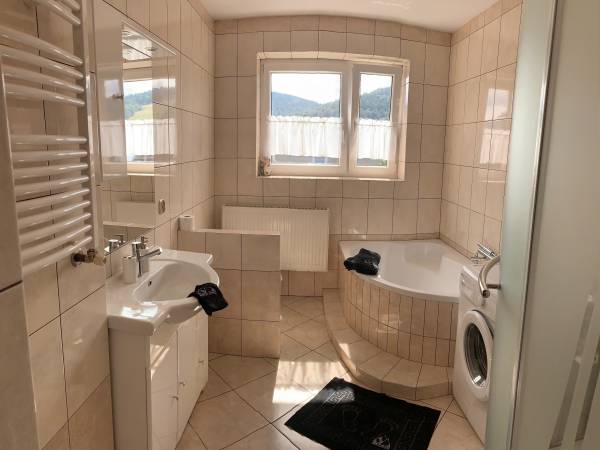 Łazienka z natryskiem, wanną, toaletą nr 1, pralką