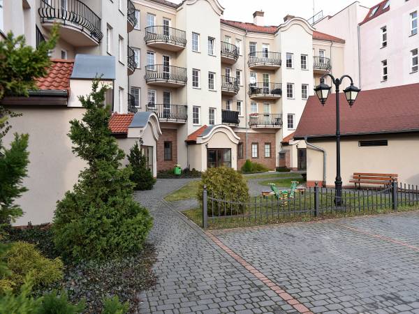 posesja z wejściem i m. parkingowym