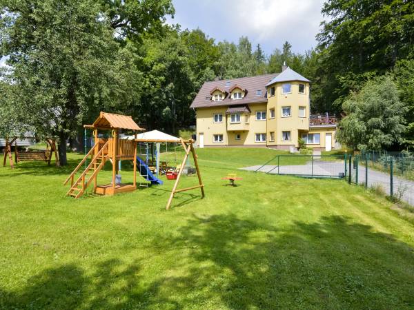 dom i teren przed domem