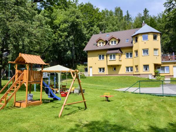 dom i teren przed domem