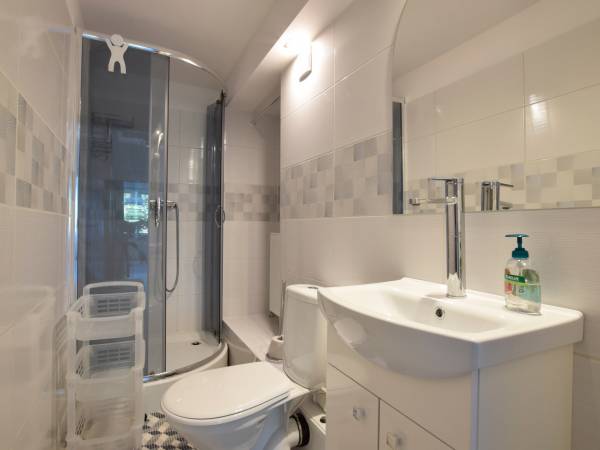 Łazienka dla pokoju 4 osobowego