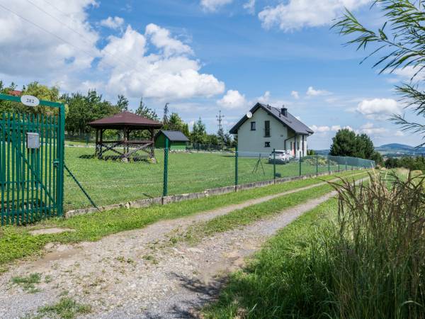 Domek od strony drogi