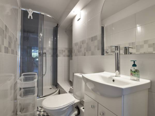 Łazienka do pokoju 4 Osobowego