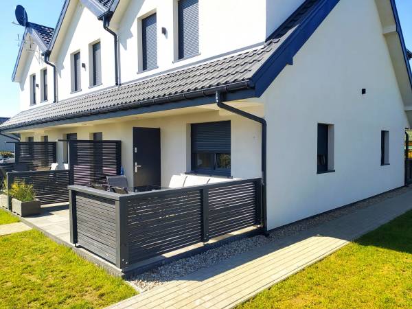 widok budynku z tarasem