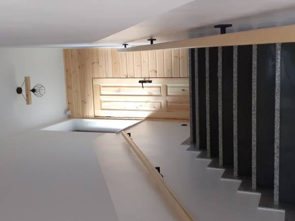 osobna klatka schodowa- wejście do pokoi