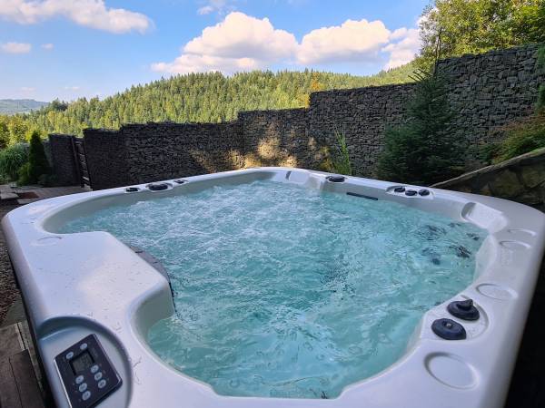 Zewnętrzne jacuzzi z widokiem na góry
