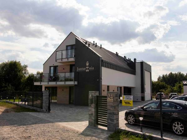 budynek od strony parkingu