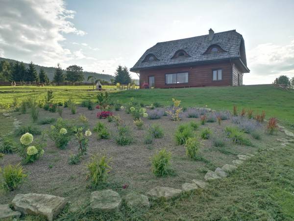widok na chate z ogrodu