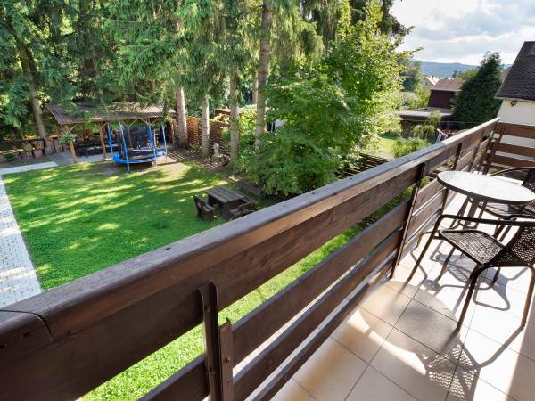 Widok z balkonu na ogród i grill-domek