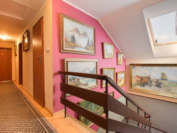 Korytarz, obrazy olejne oryginalne- można zakupić.