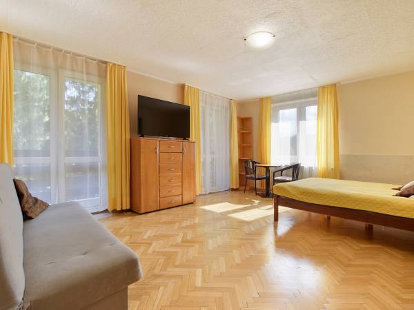 Pokój 4os. na 2 piętrze nr.14 z balkonem.