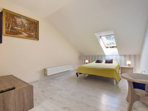 Dwukondygnacyjny apartament górne piętro sypialnia.