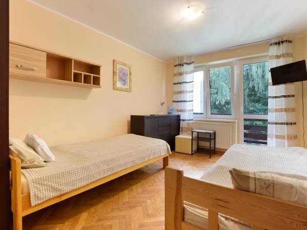 Pokój 2os. nr.6 na 1 piętrze z łazienką na przeciw pokoju przeznaczoną tylko dla tego pokoju.