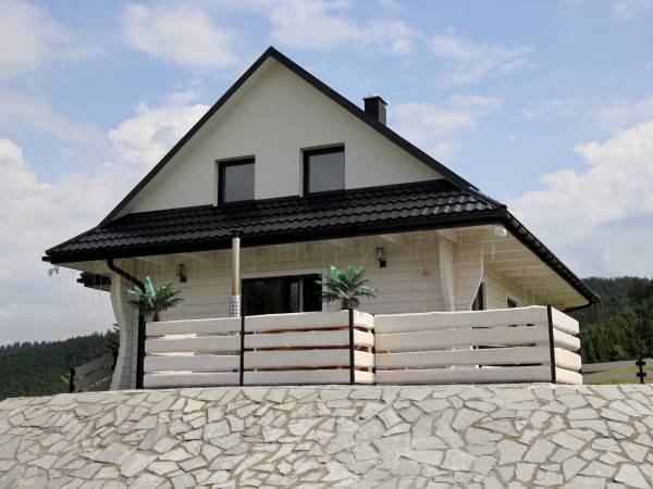 Rajska Chata w górach z Balią