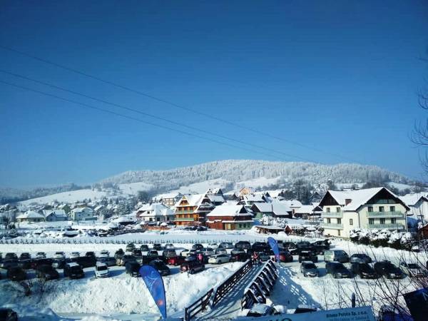 Dojście do stoku z obiektem w tle