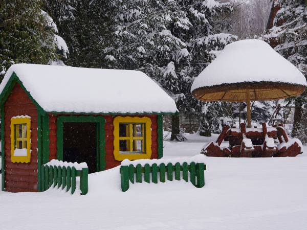 plac zabaw w śniegu