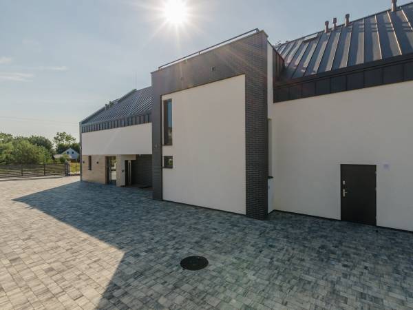 budynek od strony parkingu