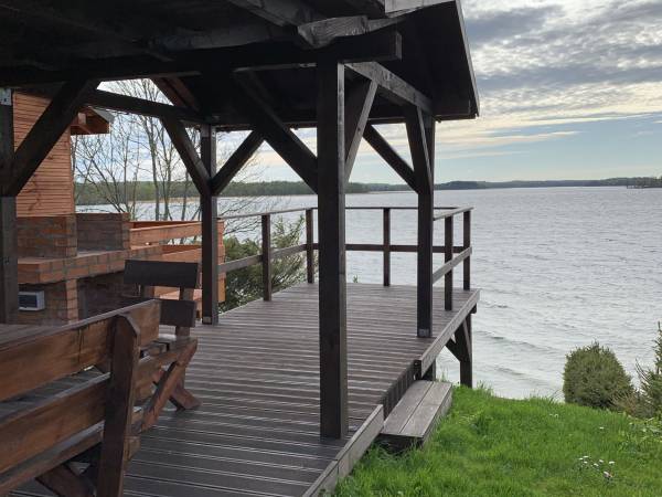 Taras nad jeziorem z grillem