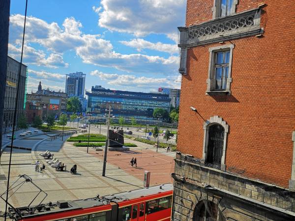 Widok z okien hostelowych od strony rzeki Rawy