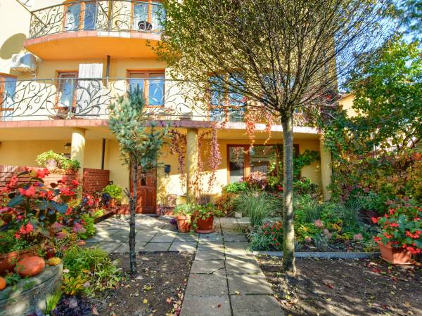 Widok od strony ogródka od wejścia od strony parkingu