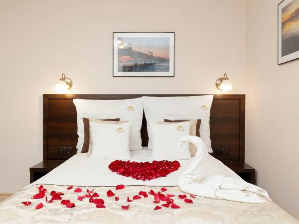 Serce z płatków róż