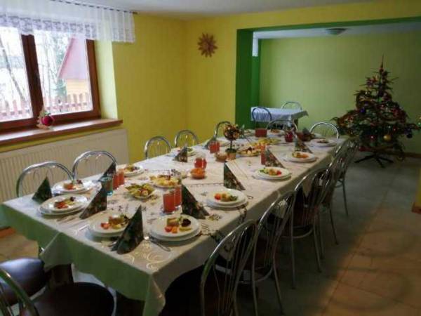 Ogólnodostępna jadalnia z kominkiem