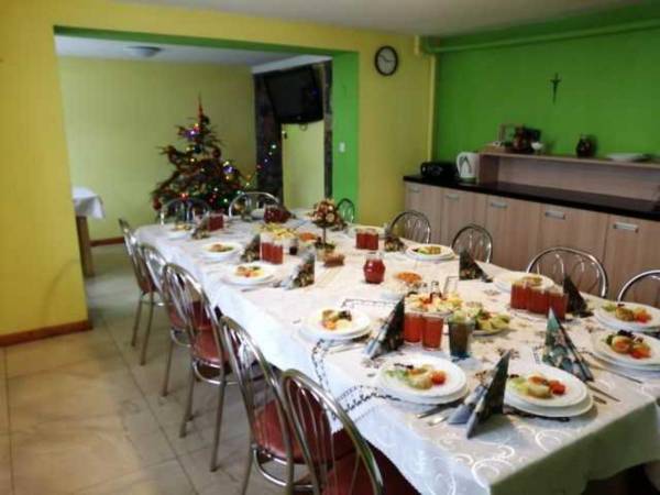 Ogólnodostępna jadalnia z kominkiem