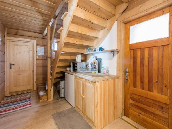 Ankes na korytarzu obok pokoi