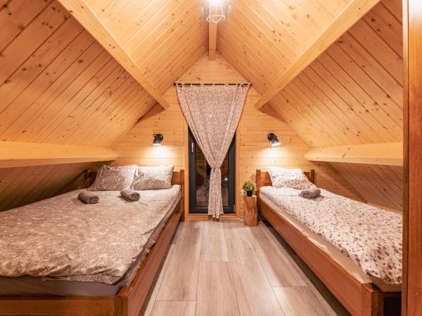 Chaty Skwirutowe Wzgórze - Domki Całoroczne 