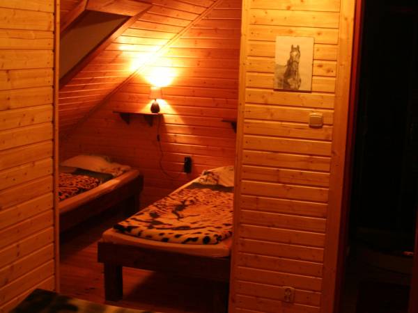 Baśniowe Chaty Hobbitów w Ośrodku Jeździeckim Skręt