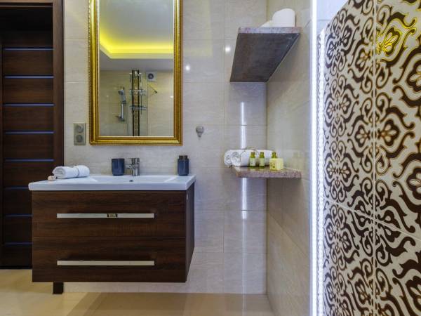 Duża łazienka z prysznicem i podgrzewaną podłogą